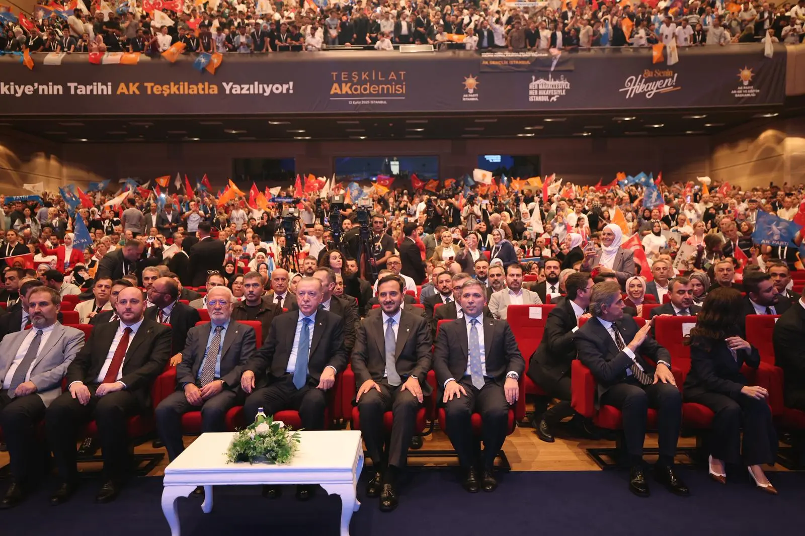 ”Saflarımızı sıklaştırıp genişletiyoruz”