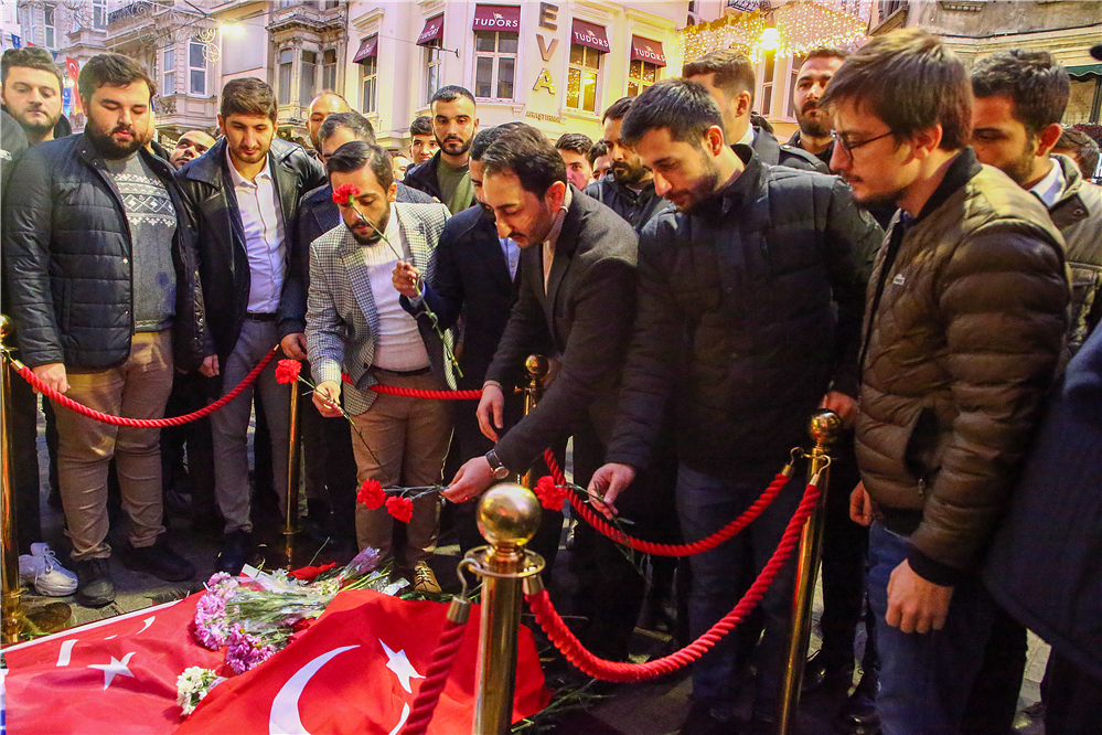 İstanbul Gençliği İstiklal’de Şehitlerini Andı