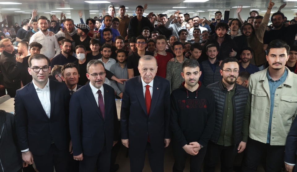 Cumhurbaşkanımız Erdoğan Öğrencilerle İftarda Bir Araya Geldi