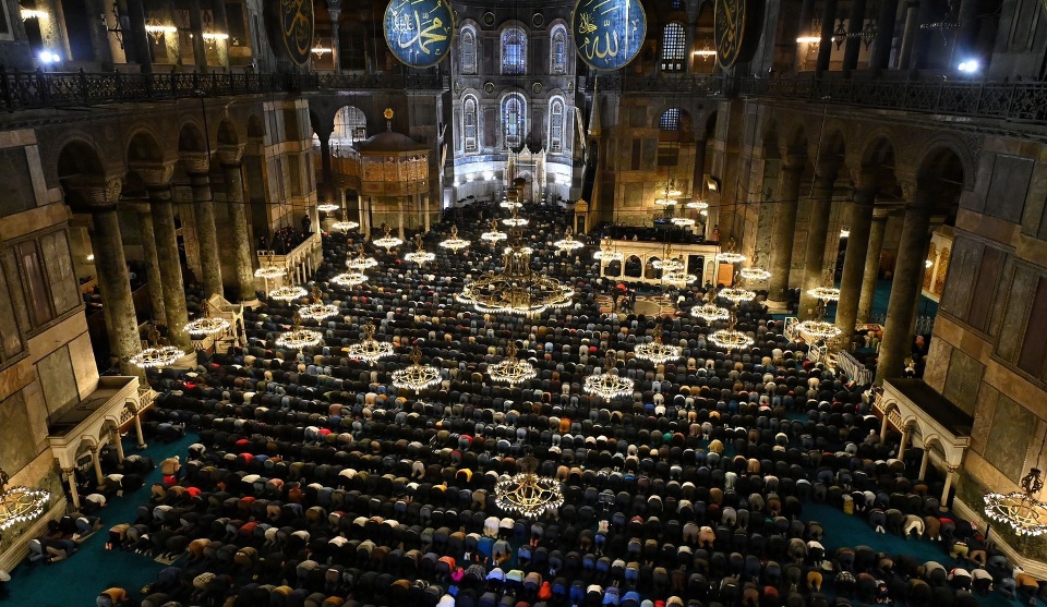 Ayasofya Cami’nde Teravih Coşkusu