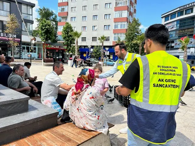 Sancaktepe’de limonata ve lokum ikramı