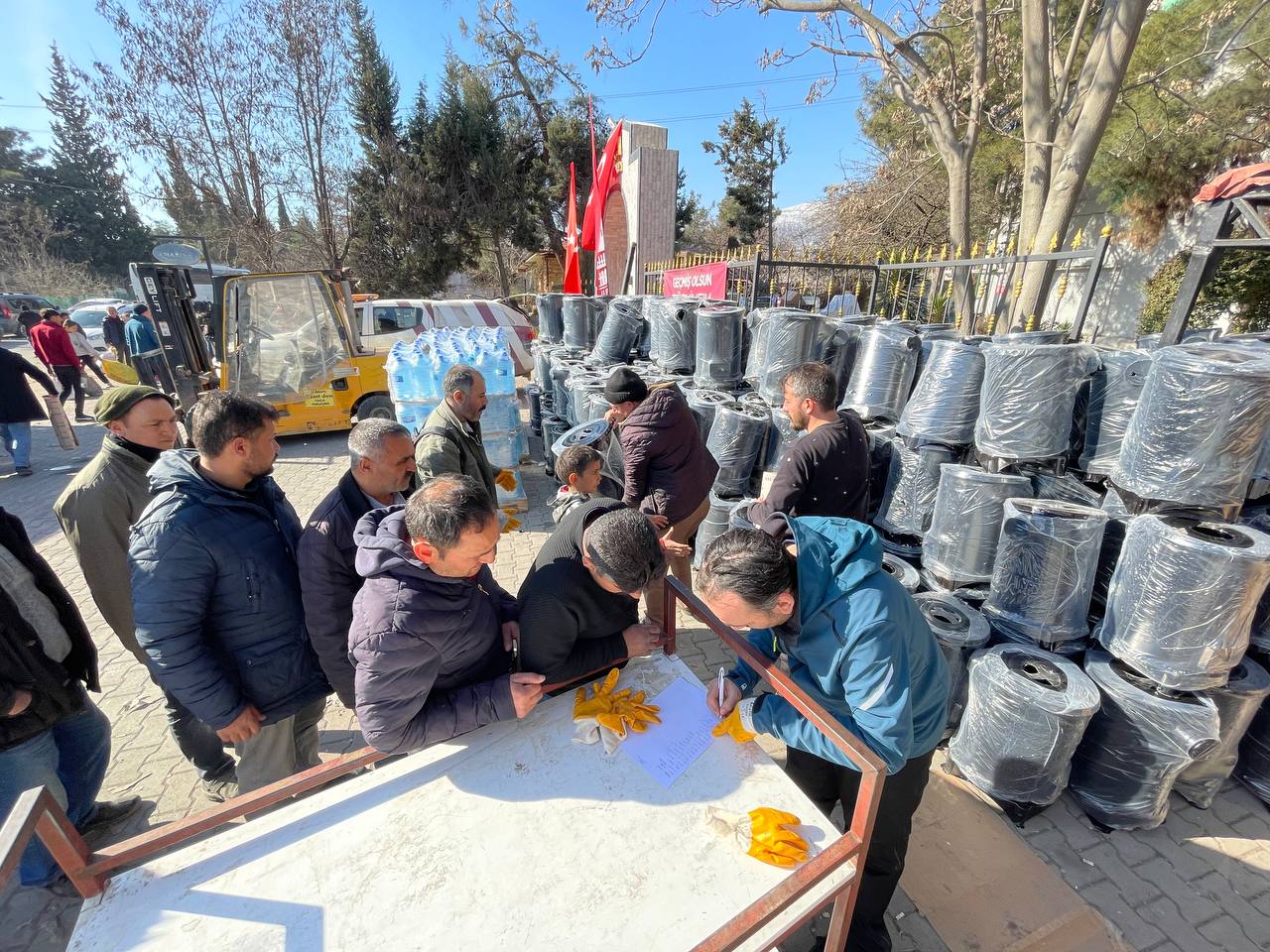 Depremzedelere Bin Soba ve İki Tır Yakacak Odun