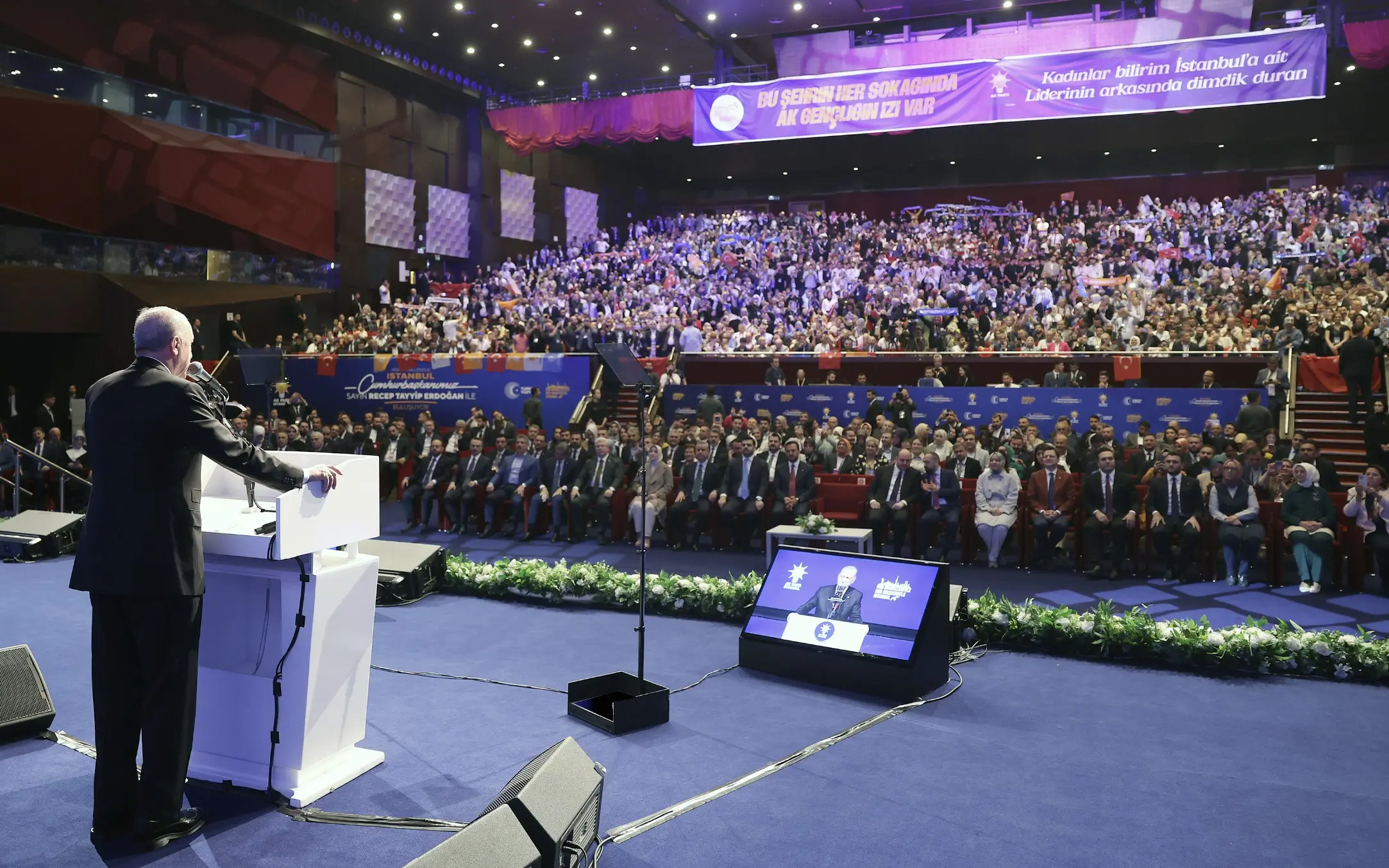 Cumhurbaşkanımız Erdoğan, "Her Mahallesiyle İstanbul” programında mahalle başkanlarıyla buluştu.