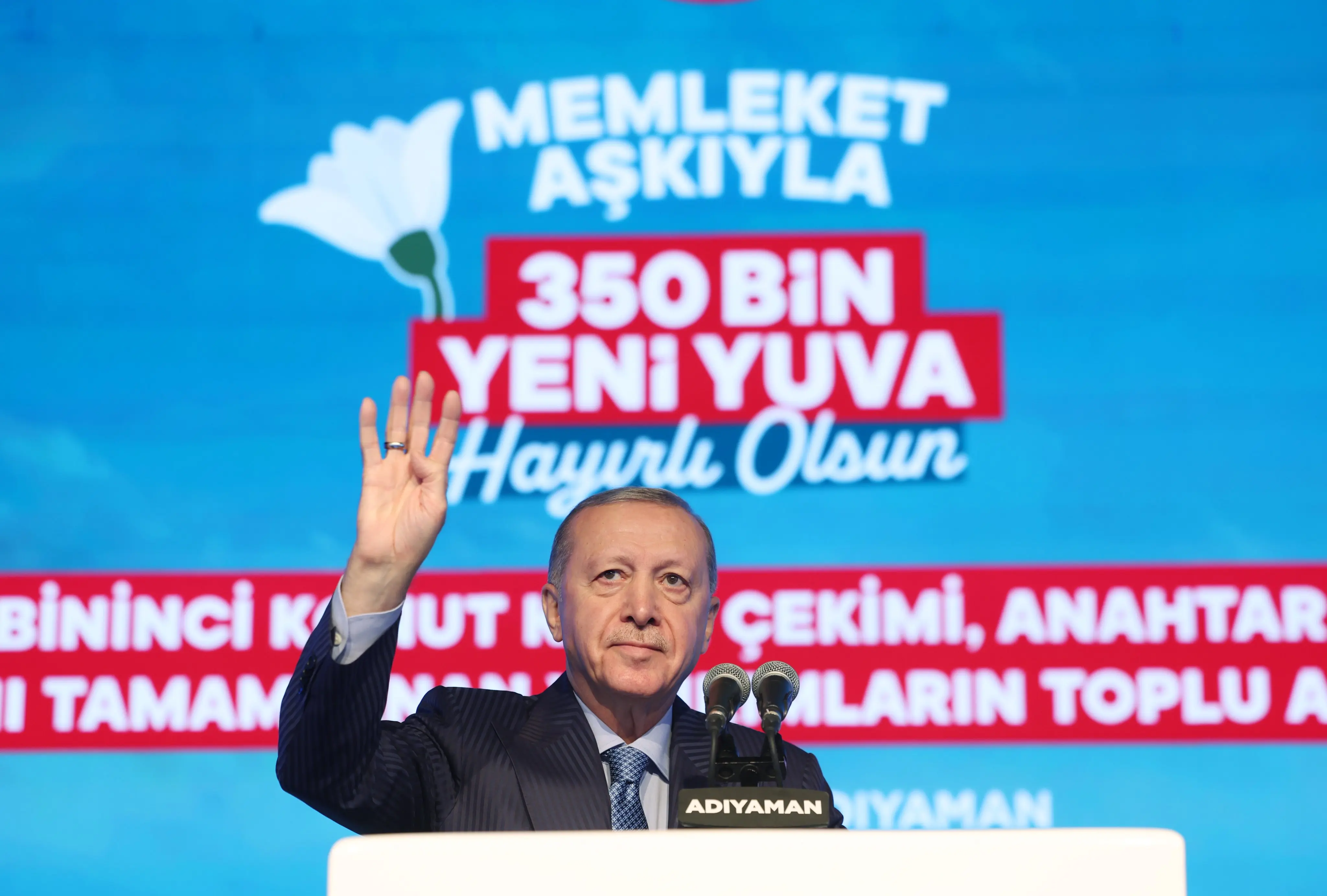 “11 ilimizde yapımını tamamladığımız 350 bininci yuvamızın anahtarlarını teslim etmenin gururunu yaşıyoruz”