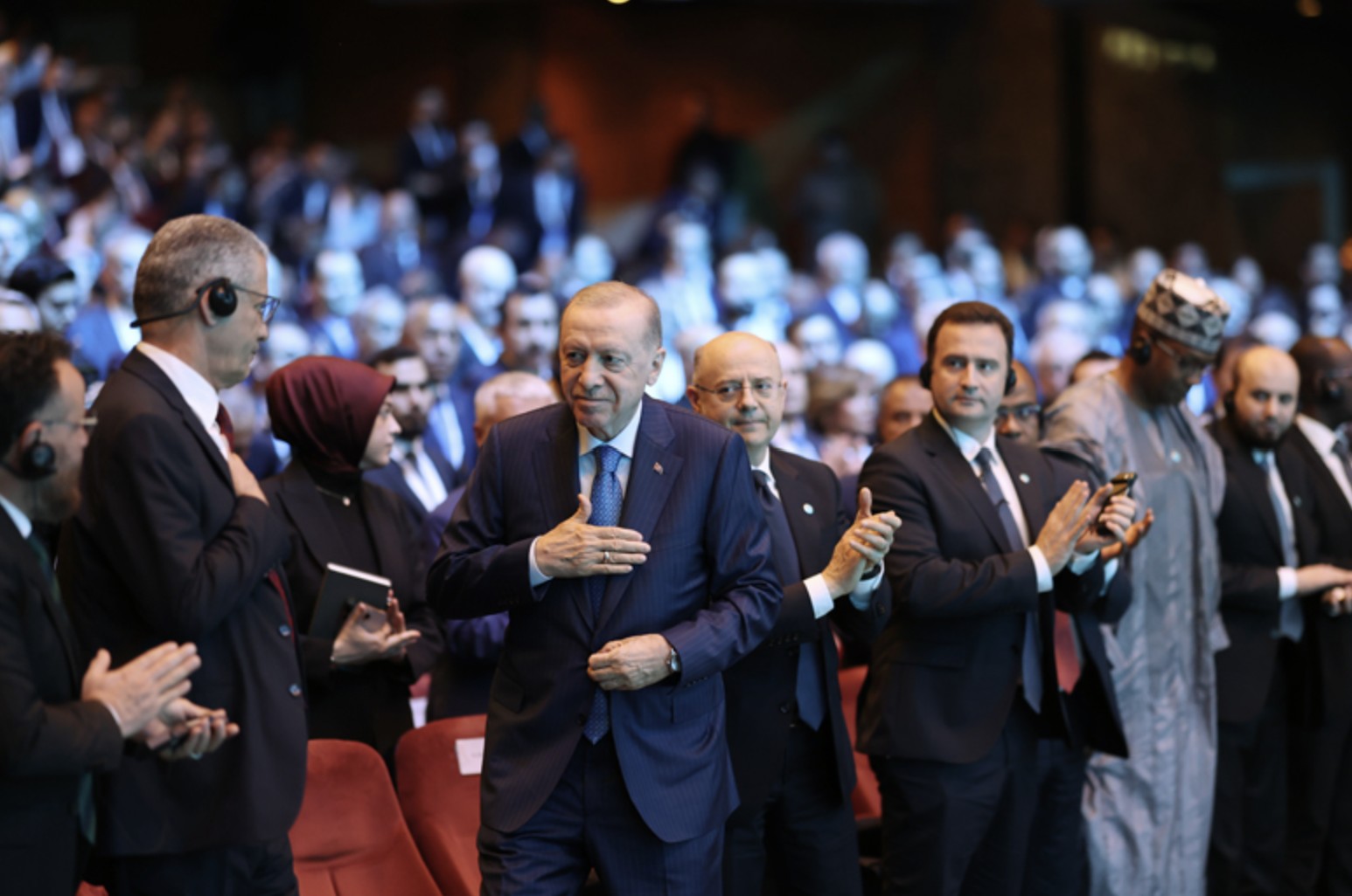 “Türkiye, hem doğal kaynakları hem coğrafi konumu hem de hidrokarbon rezervlerine yakınlığı itibarıyla küresel enerji denkleminde stratejik bir yere sahiptir. Ana geçiş güzergâhı olarak arz ve tedarik güvenliğine önemli katkılar yapan bir ülkeyiz”