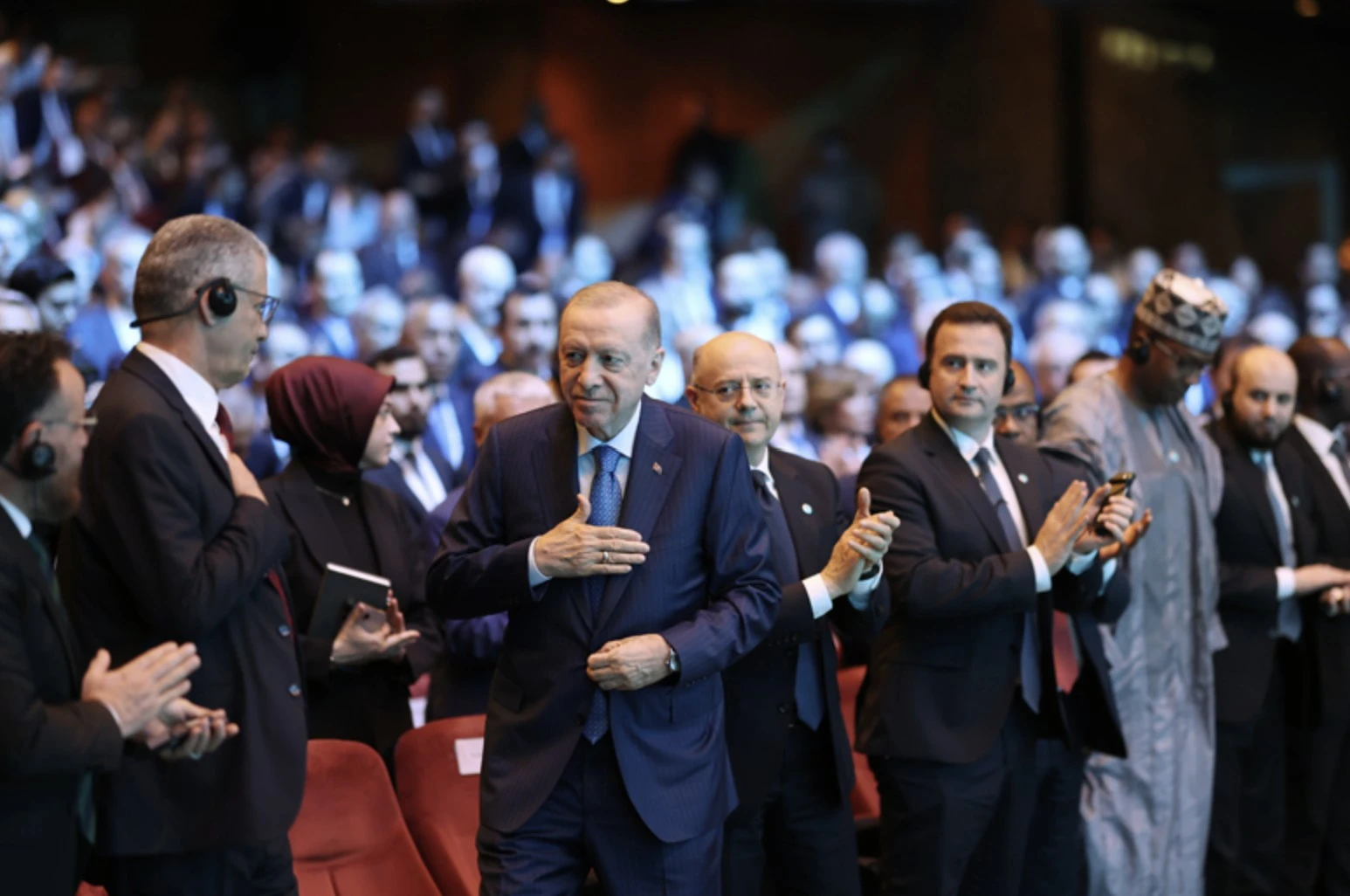 “Türkiye, hem doğal kaynakları hem coğrafi konumu hem de hidrokarbon rezervlerine yakınlığı itibarıyla küresel enerji denkleminde stratejik bir yere sahiptir. Ana geçiş güzergâhı olarak arz ve tedarik güvenliğine önemli katkılar yapan bir ülkeyiz”