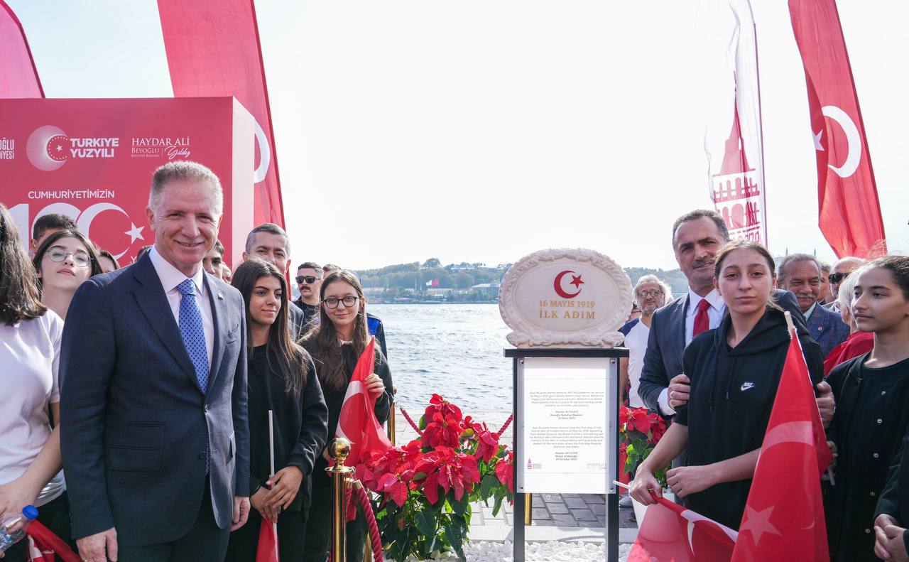 Cumhuriyet’in 100’üncü Yılında Karaköy Rıhtımı’na ’İlk Adım Anıtı’ Yerleştirildi