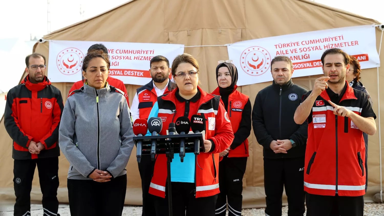 Aile ve Sosyal Hizmetler Bakanımız Derya Yanık, Hatay'da Çadır Kentte Gazetecilere Açıklama Yaptı