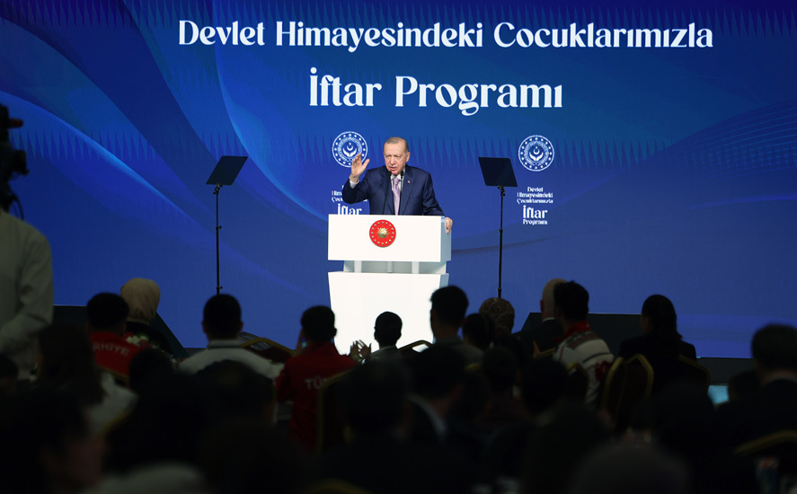 Cumhurbaşkanı Erdoğan, devlet himayesindeki çocuklarla iftar sofrasında bir araya geldi.