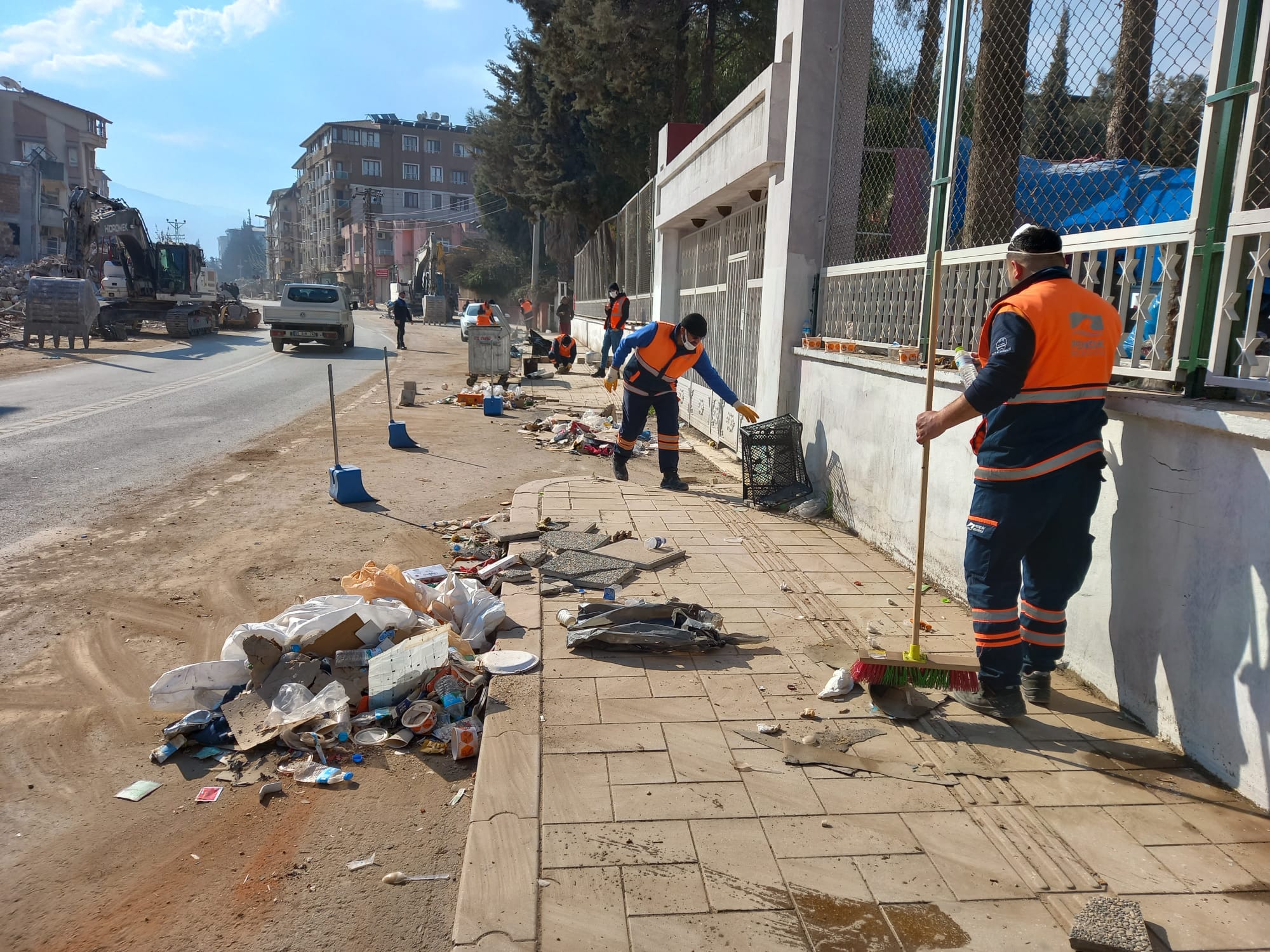 Deprem Bölgesinde Temizlik ve Dezenfeksiyon Çalışması Yapılıyor