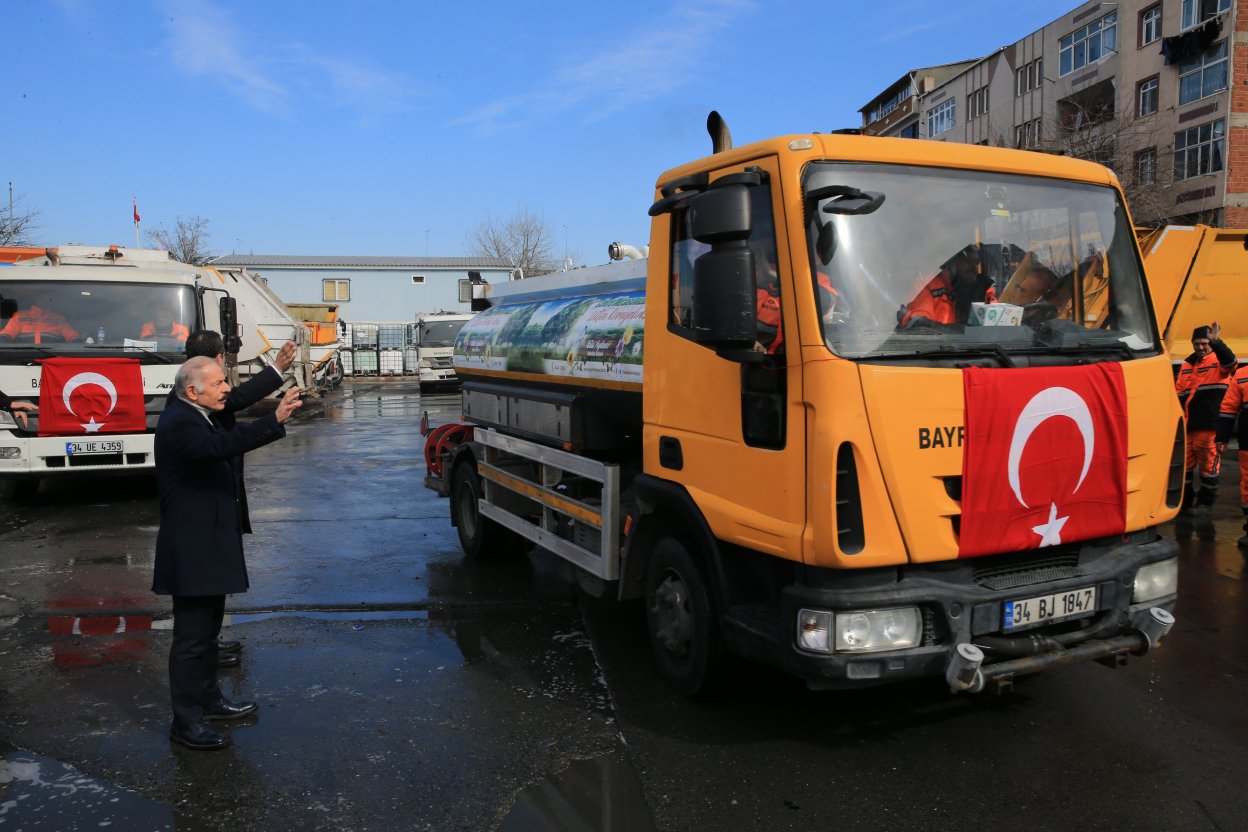 Temizlik Ekipleri Deprem Bölgesinde