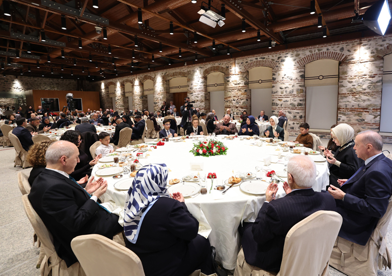 Cumhurbaşkanı Recep Tayyip Erdoğan eşi Emine Erdoğan ile beraber, Dolmabahçe Sarayı’nda şehit aileleriyle iftar programında bir araya geldi.