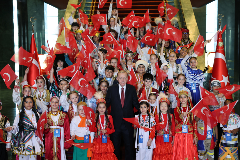 Cumhurbaşkanımız Erdoğan, Türk Dünyası Çocukları ve TRT Çocuk Şenliği Konuk Çocukları ile Bir Araya Geldi