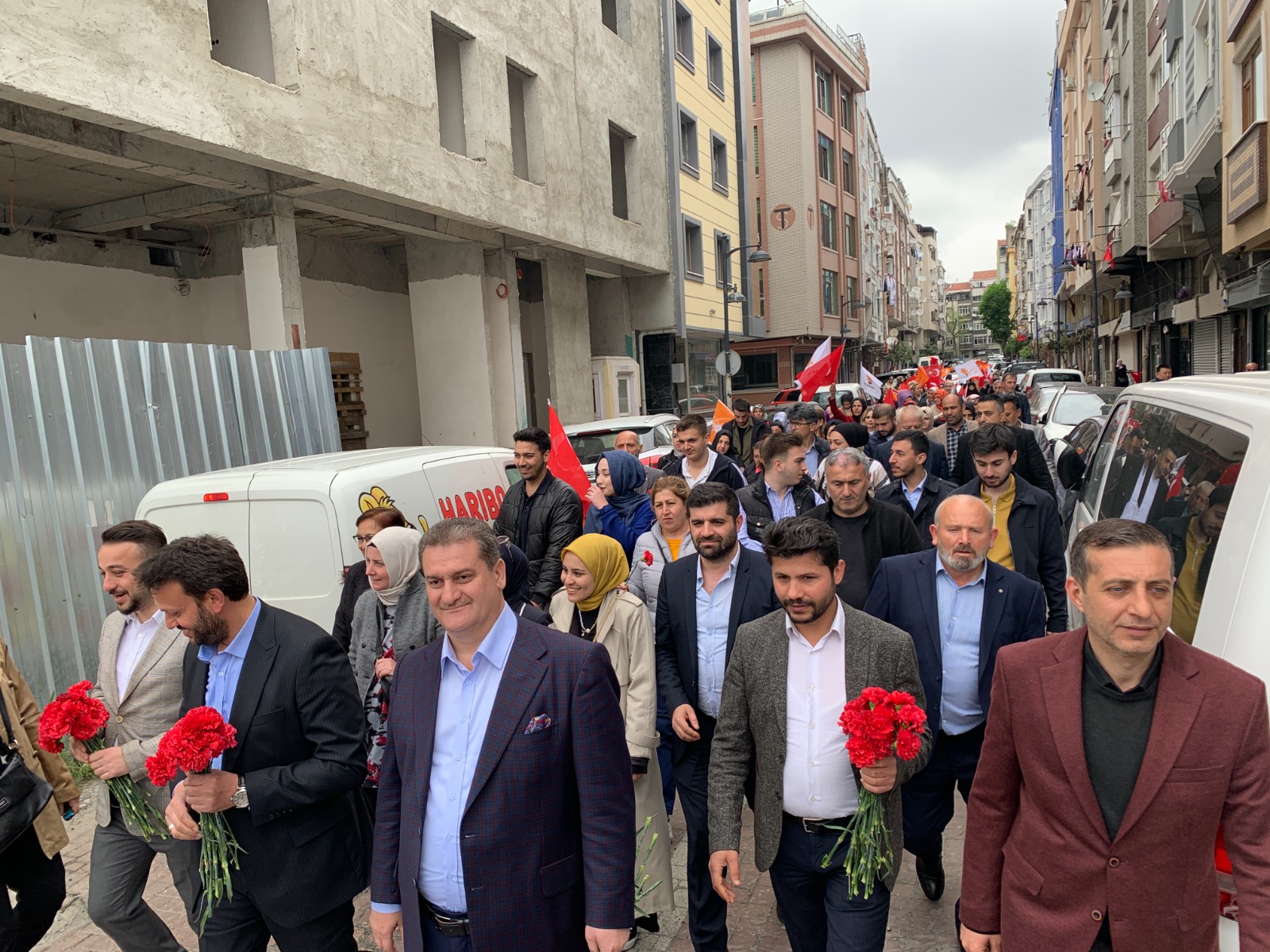Zeytinburnu’nda gerçekleştirilen sevgi yürüyüşüne vatandaşlar yoğun ilgi gösterdi