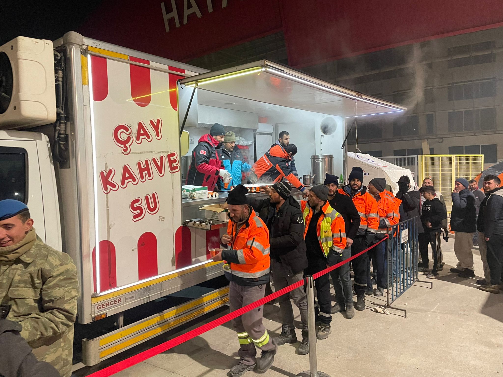 Ümraniye Belediyesi’nin Yemek Kazanları Depremzedeler İçin Kaynıyor