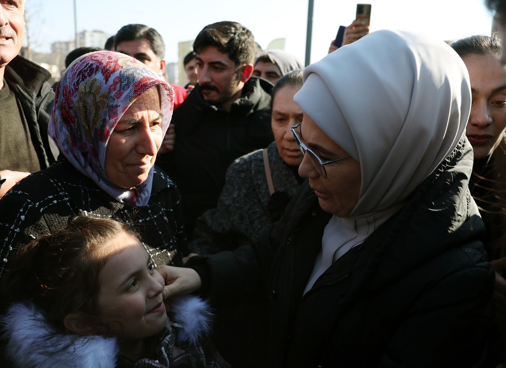 Başkan Erdoğan ve Emine Erdoğan Depremzedelerle Tek Tek İlgilendi