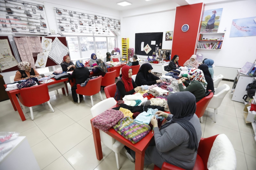 İlmeklerini Depremzedeler İçin Atıyorlar