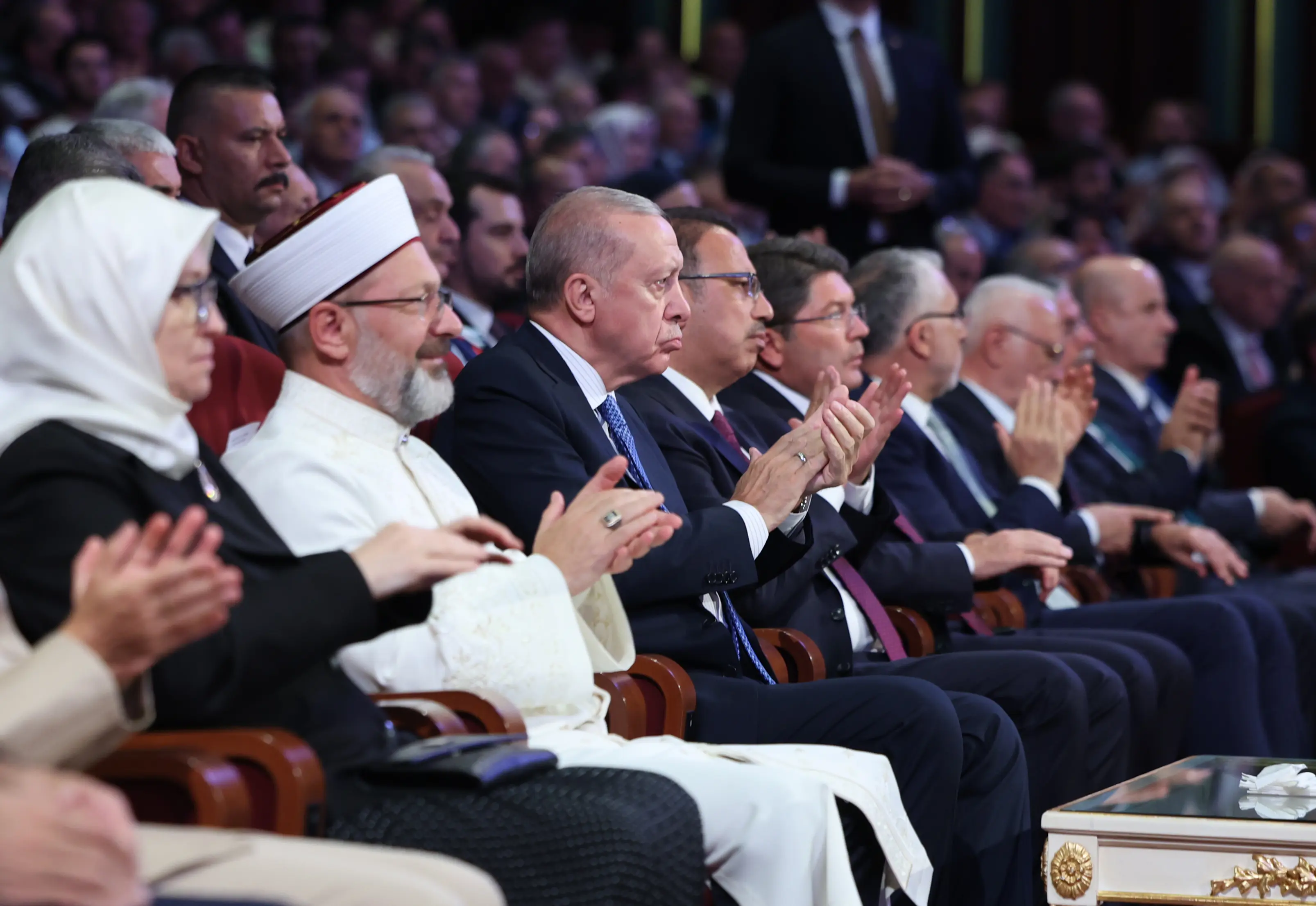 "Biz bu yılı, 'Aile Yılı' olarak ilan ettik. Aile, bizler için çok çok önemli. Aileyi merhamet ve fedakarlık yuvası, ülfet ve muhabbet ocağı yapacak tüm çözümler, tüm reçeteler Allah Resulü'nün aile hayatında mevcuttur."