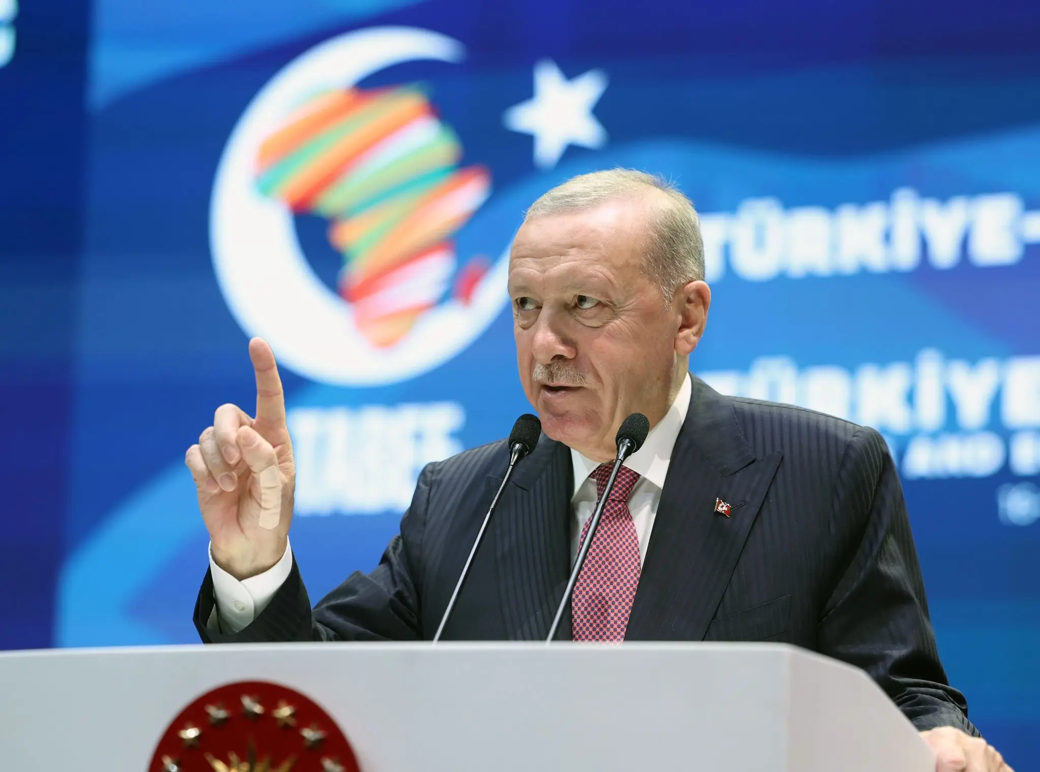 "Üç kıtanın merkezindeki konumuyla Türkiye'nin kapısı dünyanın tüm yatırımcılarına açıktır"