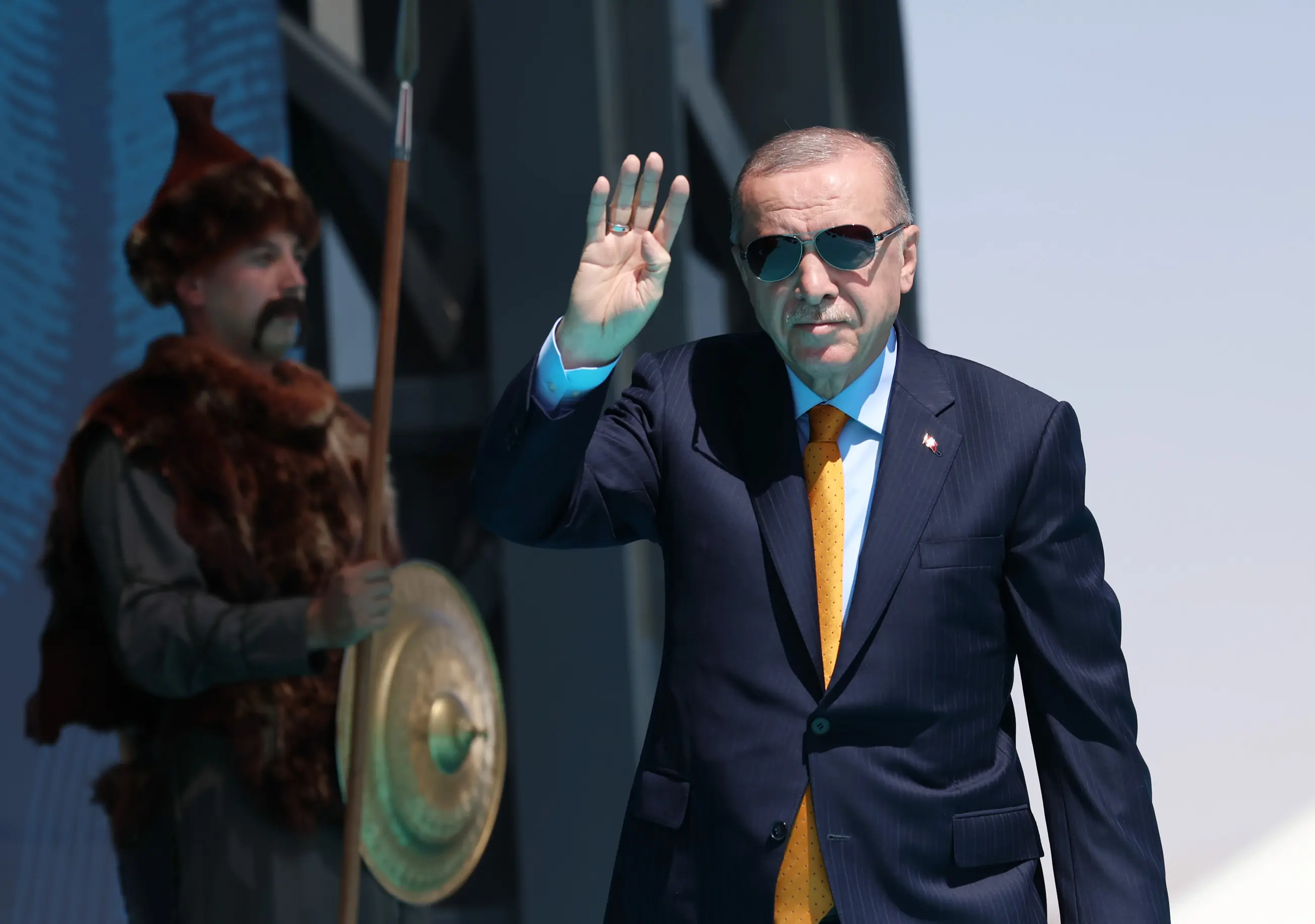 "Malazgirt'te omuz omuza destan yazan kahramanların uğruna hayatlarını feda ettikleri mukaddes değerler işte buradadır.
