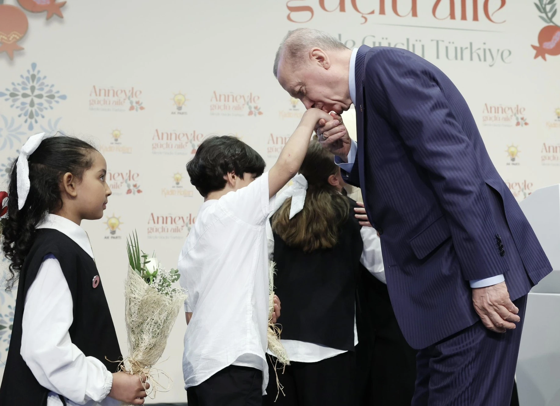 “Toplumun temeli nasıl aile ise, ailenin de temeli annedir, kadındır. Annelerin güçlü olmadığı bir toplumda ne yaparsanız yapın refahı, huzuru, başarıyı elde edemezsiniz. 23 yıllık iktidarımızda bu hakikati asla göz ardı etmedik”
