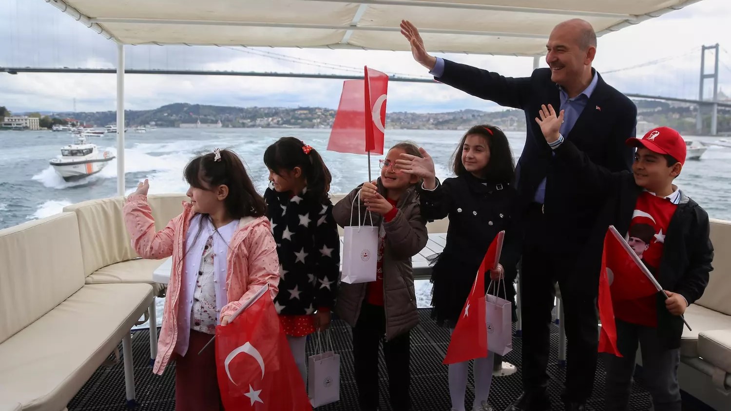 İçişleri Bakanımız Soylu, İstanbul'da Çocuklarla Boğaz Turu Yaptı