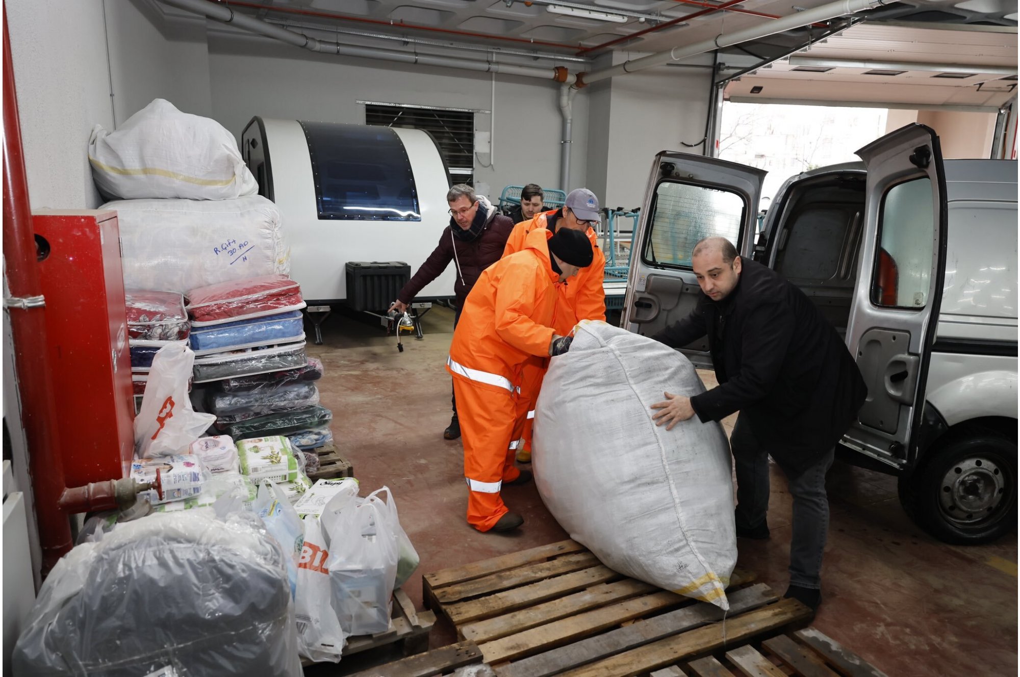 Sultangazi Belediyesi’nden Deprem Bölgesine Yardım Eli