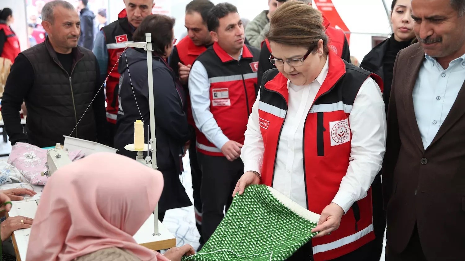 Bakanımız Yanık, Adıyaman'da Çadır Kentteki Kadın Kooperatifi İş Atölyesini Ziyaret Etti