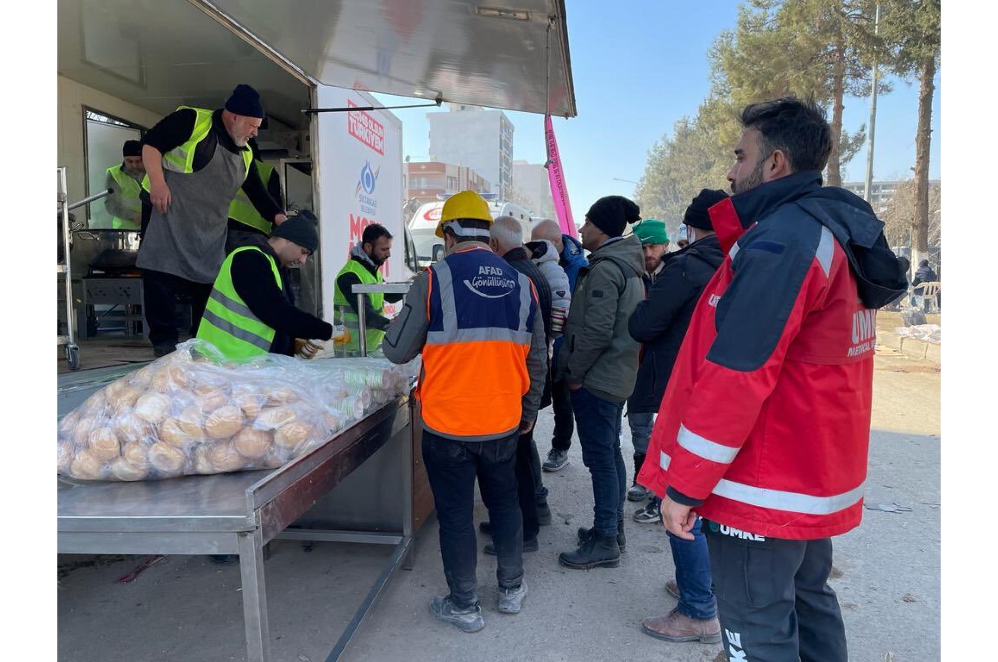 Sultangazi Belediyesi Mobil Aşevi Günlük 10 Bin Depremzedeye Sıcak Yemek Dağıtımı Yapıyor