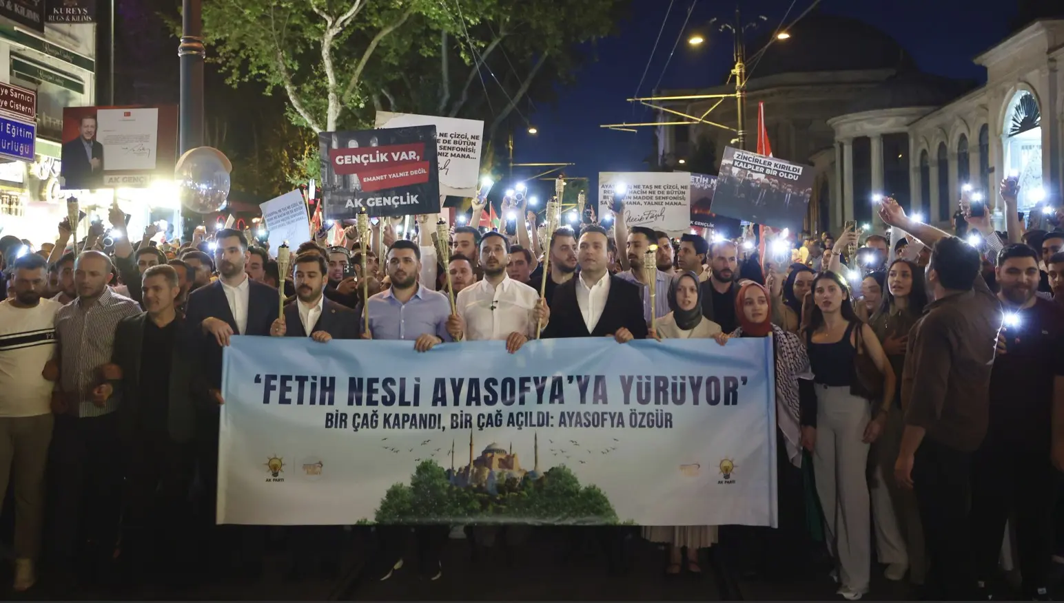 Fetih Nesli Ayasofya’ya yürüdü