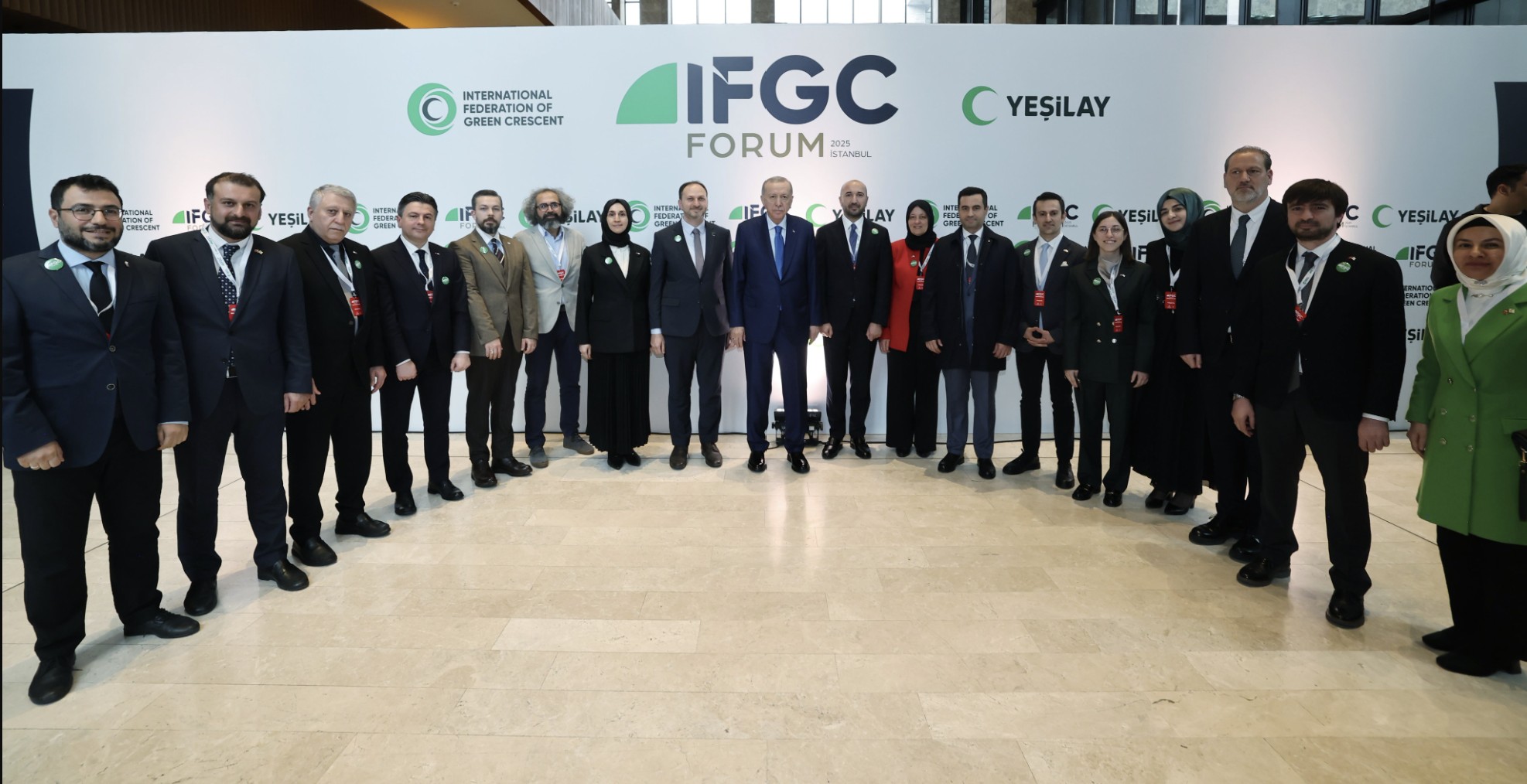 umhurbaşkanı Erdoğan, Uluslararası Yeşilay Federasyonu Forumu'nda yaptığı konuşmada, “Ocakları söndüren bahis ve kumar illetiyle, yuvaları yıkan alkol musibetiyle, hayatları karartan uyuşturucu belasıyla, zihinleri iğfal eden ekran bağımlılığıyla, velhası