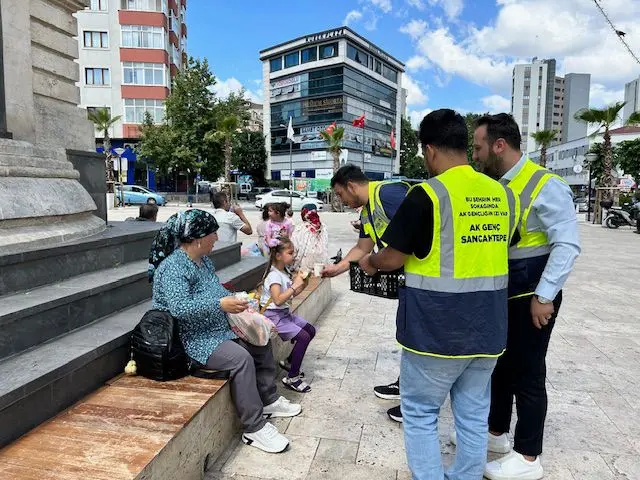 Sancaktepe’de limonata ve lokum ikramı
