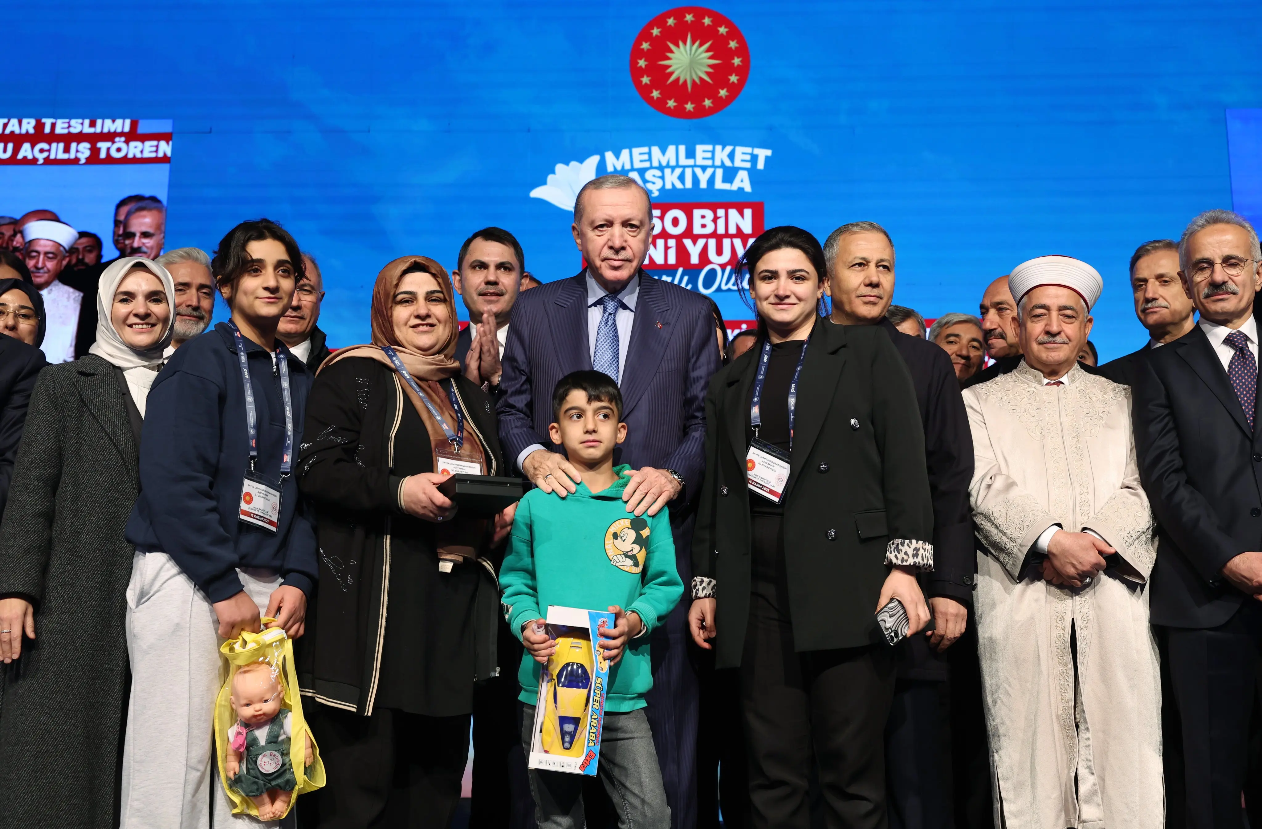 “11 ilimizde yapımını tamamladığımız 350 bininci yuvamızın anahtarlarını teslim etmenin gururunu yaşıyoruz”