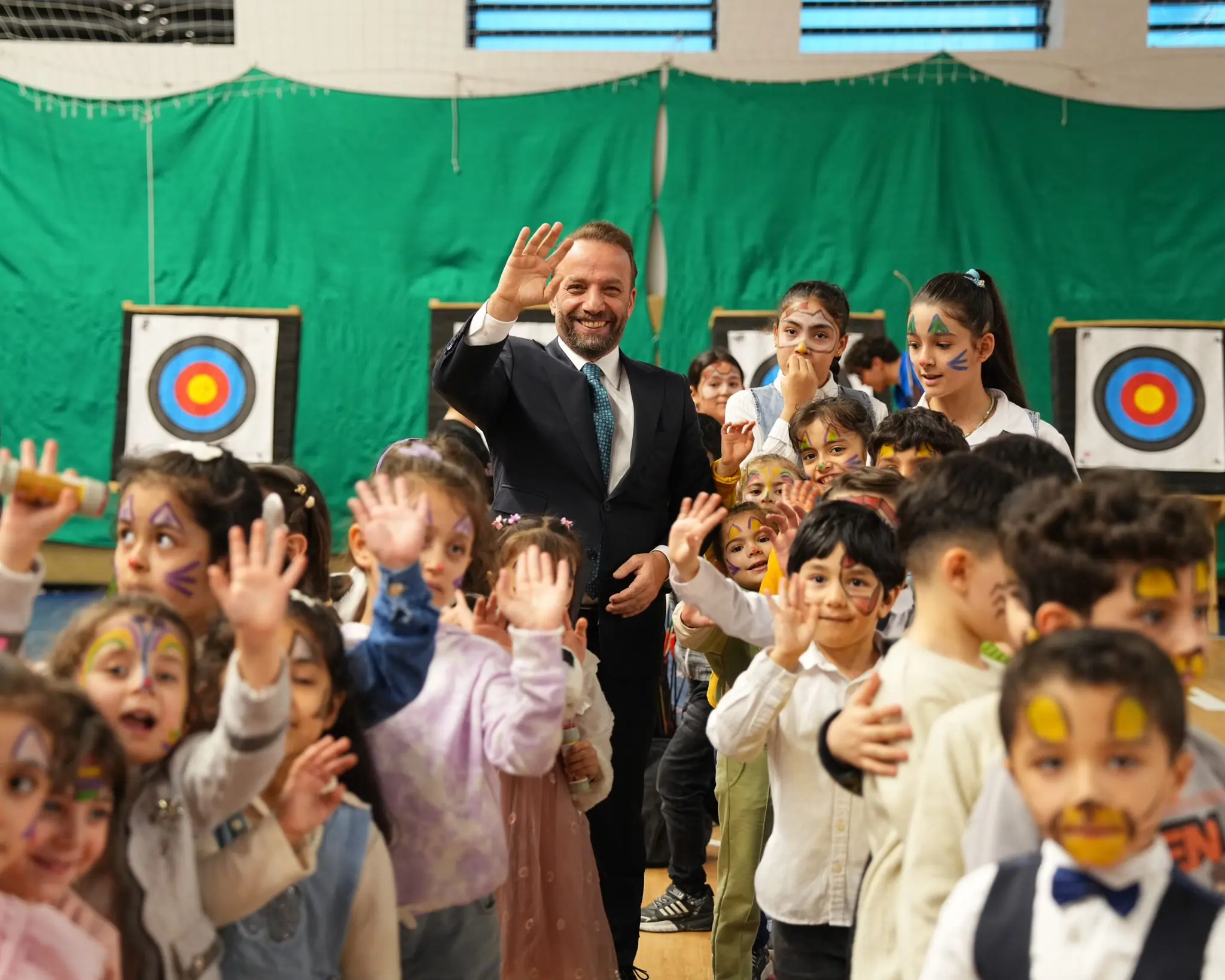 Dünyayı güzelleştiren yegâne şey çocukların tebessümüdür