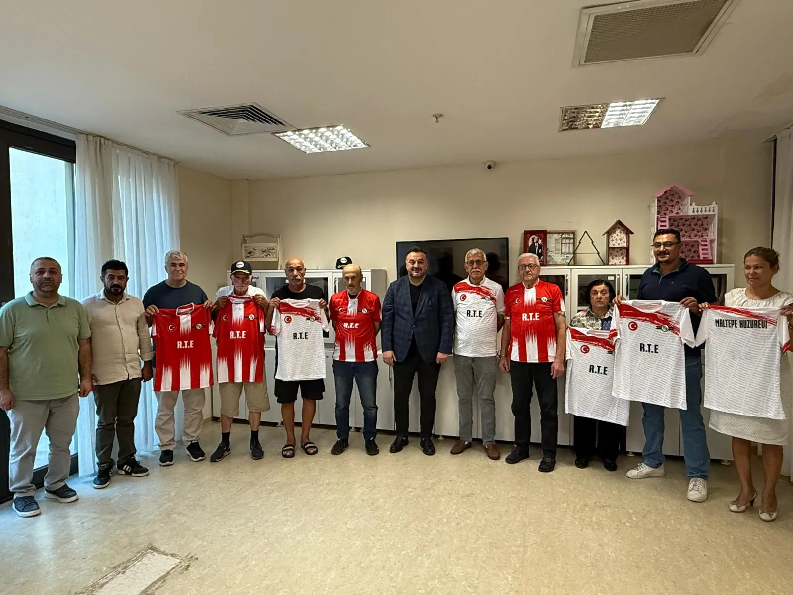 Cumhurbaşkanımızın imzaladığı formaları yaşlılarımıza hediye ettik