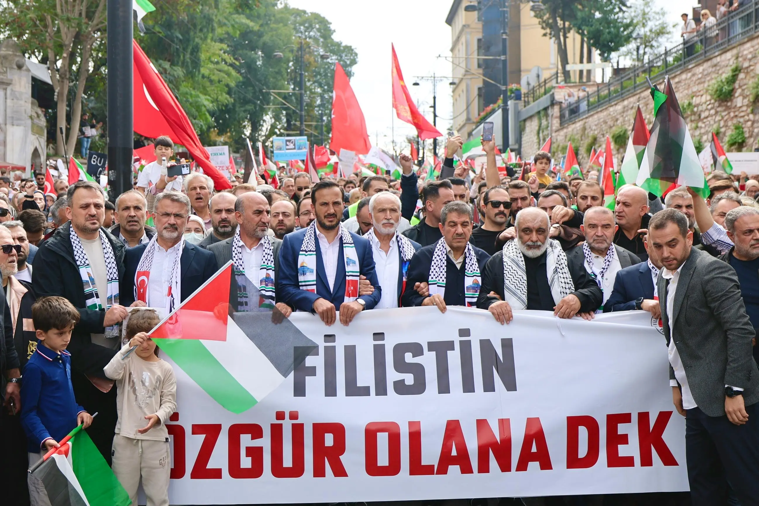 Gazze'nin özgürlüğü için Ayasofya'dan Eminönü'ne yürüyüş düzenlendi