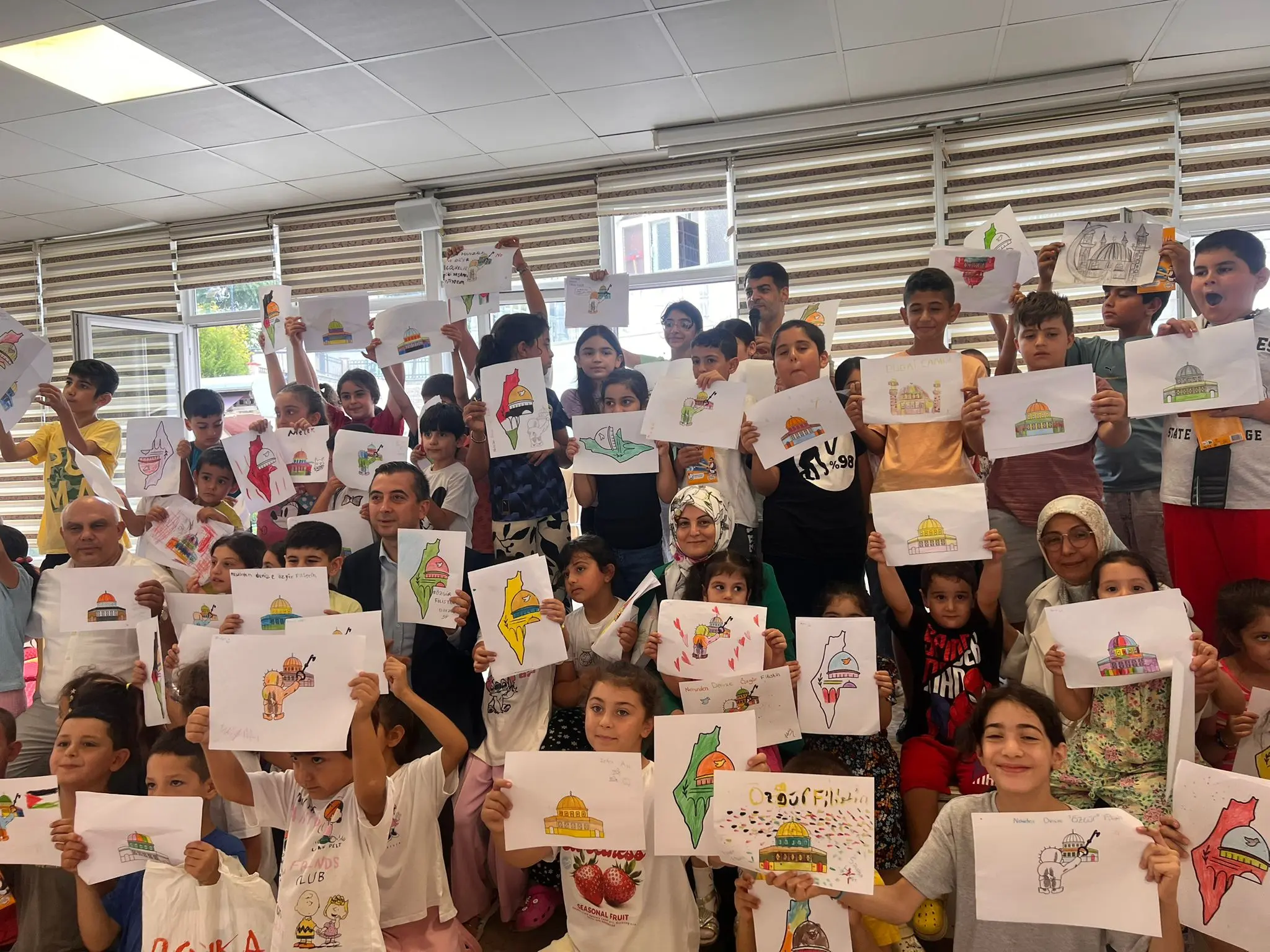 150 minik ressam Filistinli çocuklar için resim yaptı