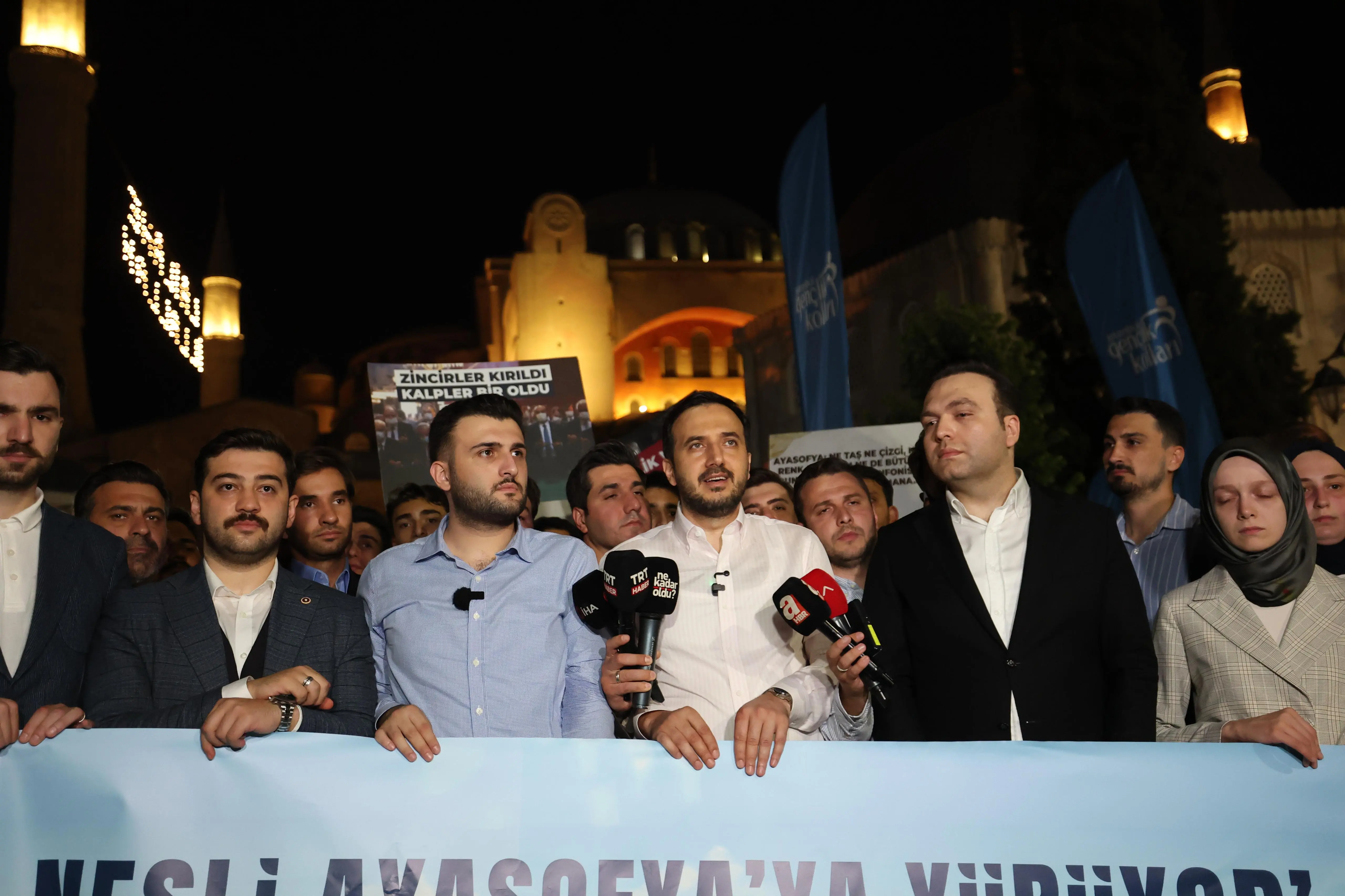 Fetih Nesli Ayasofya’ya yürüdü