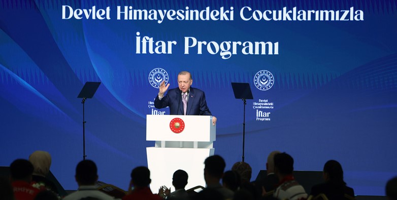 Cumhurbaşkanı Erdoğan, devlet himayesindeki çocuklarla iftar sofrasında bir araya geldi.