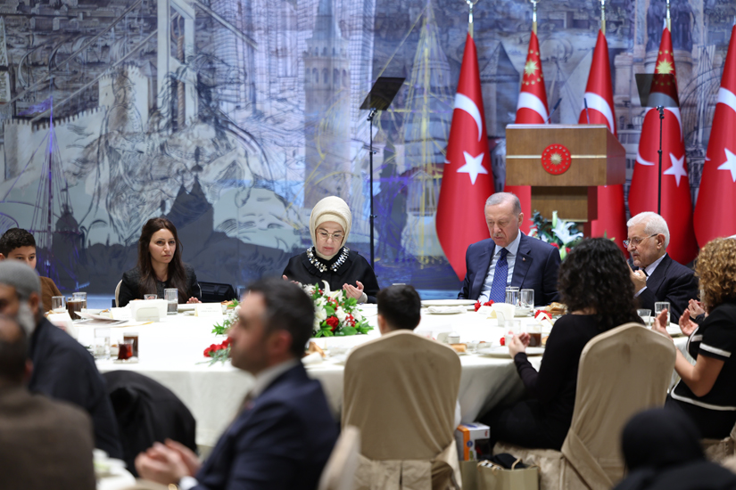 Cumhurbaşkanı Recep Tayyip Erdoğan eşi Emine Erdoğan ile beraber, Dolmabahçe Sarayı’nda şehit aileleriyle iftar programında bir araya geldi.