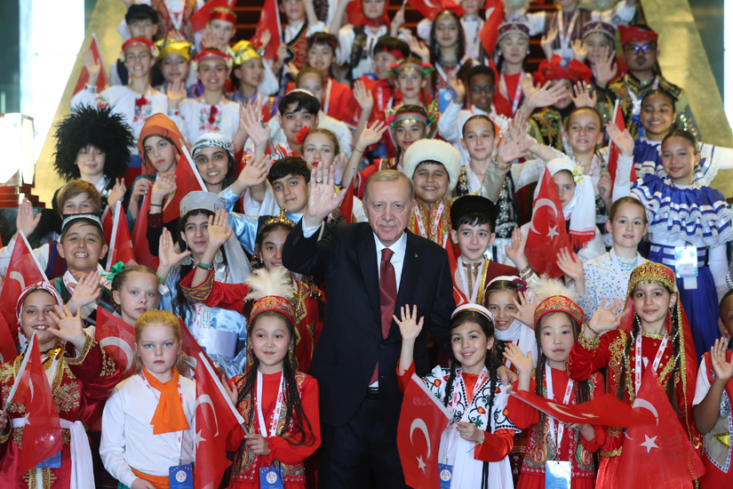 Cumhurbaşkanımız Erdoğan, Türk Dünyası Çocukları ve TRT Çocuk Şenliği Konuk Çocukları ile Bir Araya Geldi