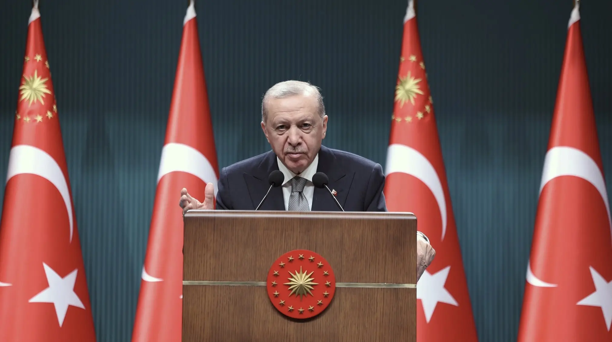 "Türkiye'nin itibarını artırmak, Türkiye'yi kardeşlikle büyütmek, Türkiye Yüzyılı'nı menziline suhuletle ulaştırmak, bölücü terör gibi ülkemizi yarım asırlık prangalarından kurtarmak için çok boyutlu bir çaba içerisindeyiz."