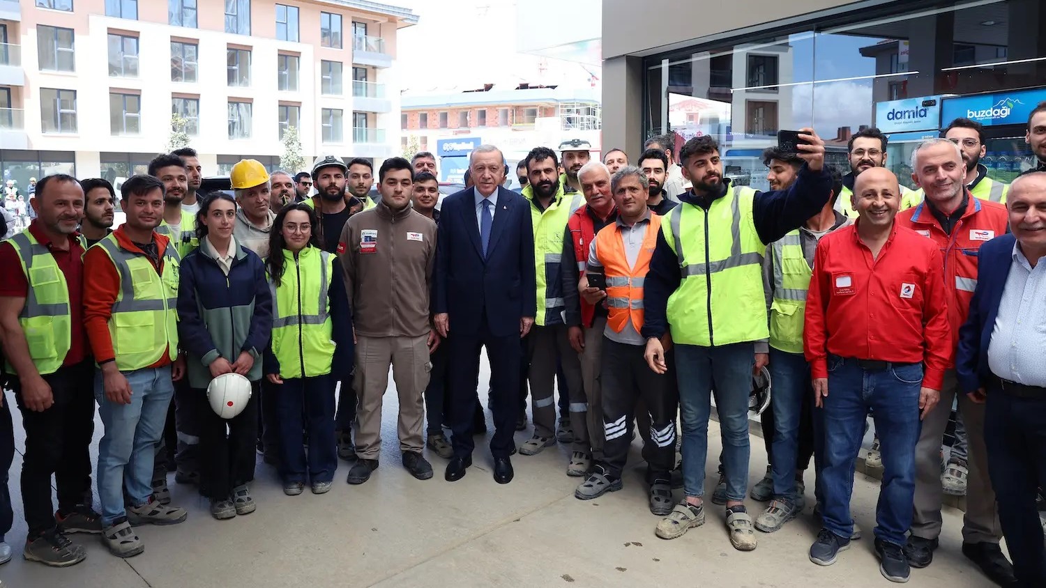 Cumhurbaşkanımız Erdoğan, Üsküdar'da Akaryakıt İstasyonu Çalışanlarını Ziyaret Etti