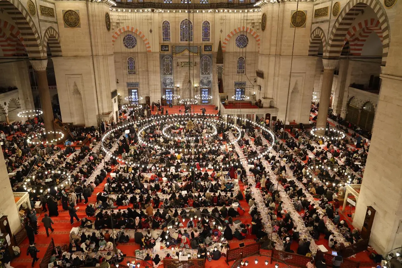Süleymaniye’de 3 bin çocuk aynı sofrada iftar açtı