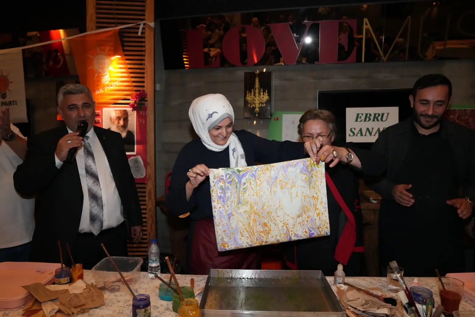 Ebru sanatının incelikleri uygulamalı olarak anlatıldı