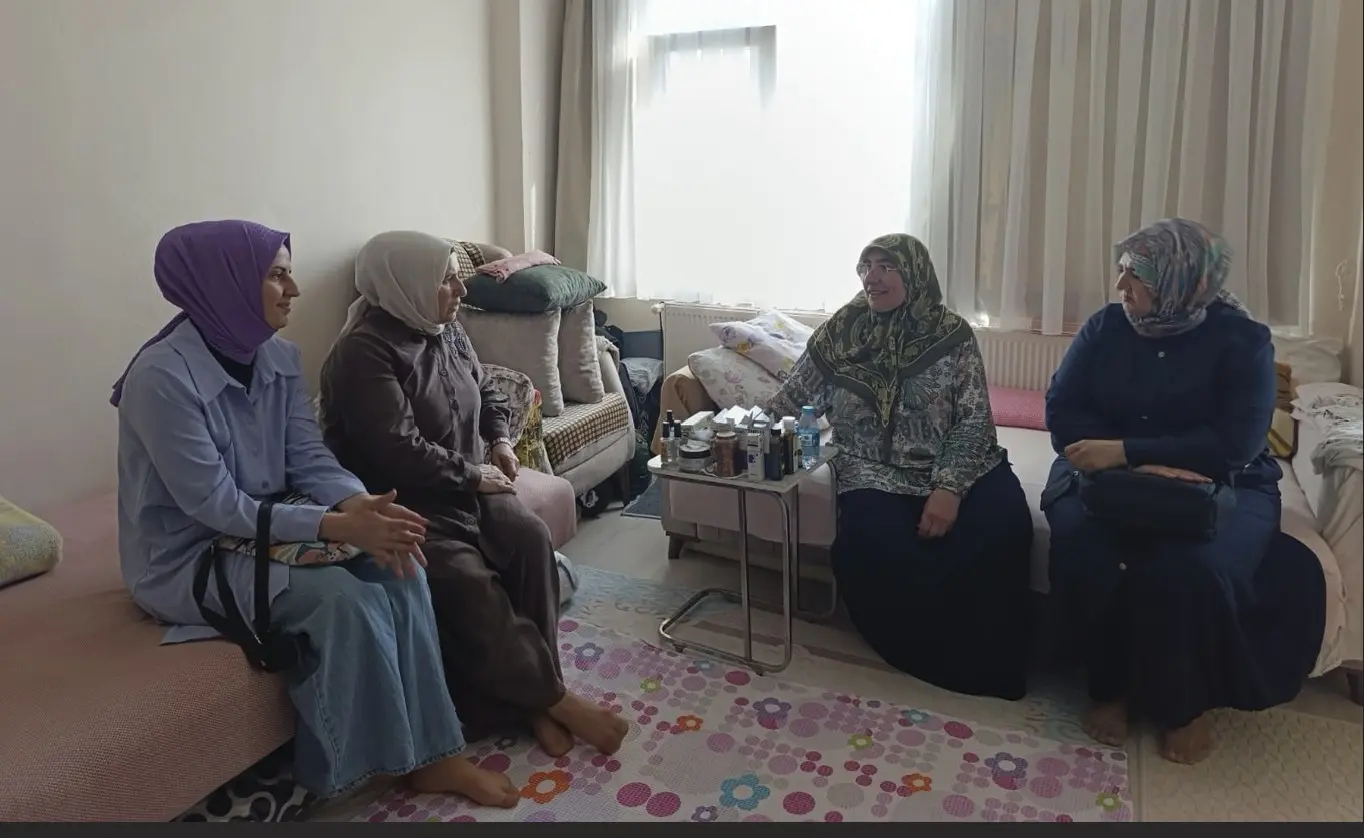 AK Kadınlar Bayramda da hane ziyaretlerini sürdürdü