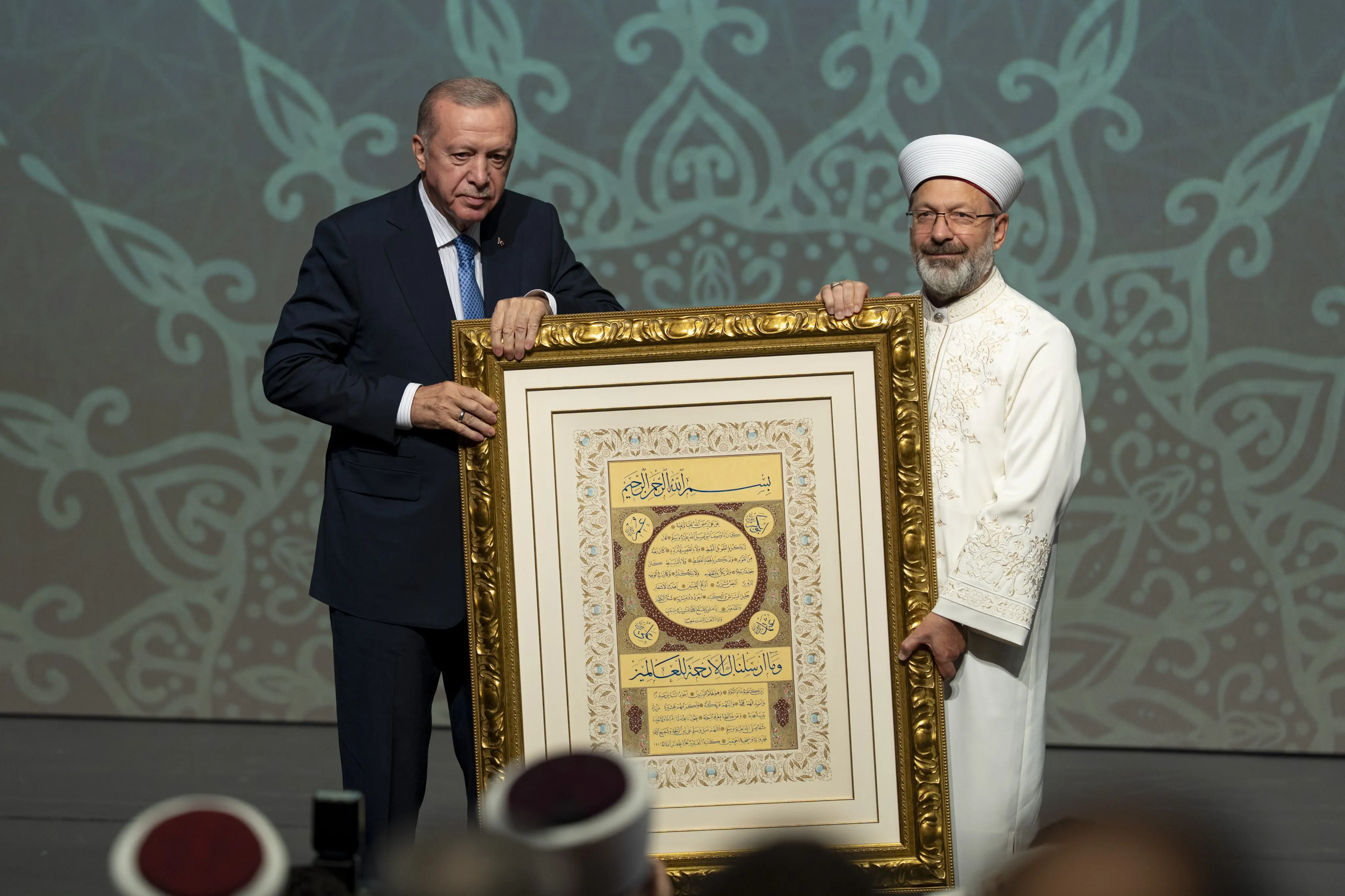 "Biz bu yılı, 'Aile Yılı' olarak ilan ettik. Aile, bizler için çok çok önemli. Aileyi merhamet ve fedakarlık yuvası, ülfet ve muhabbet ocağı yapacak tüm çözümler, tüm reçeteler Allah Resulü'nün aile hayatında mevcuttur."