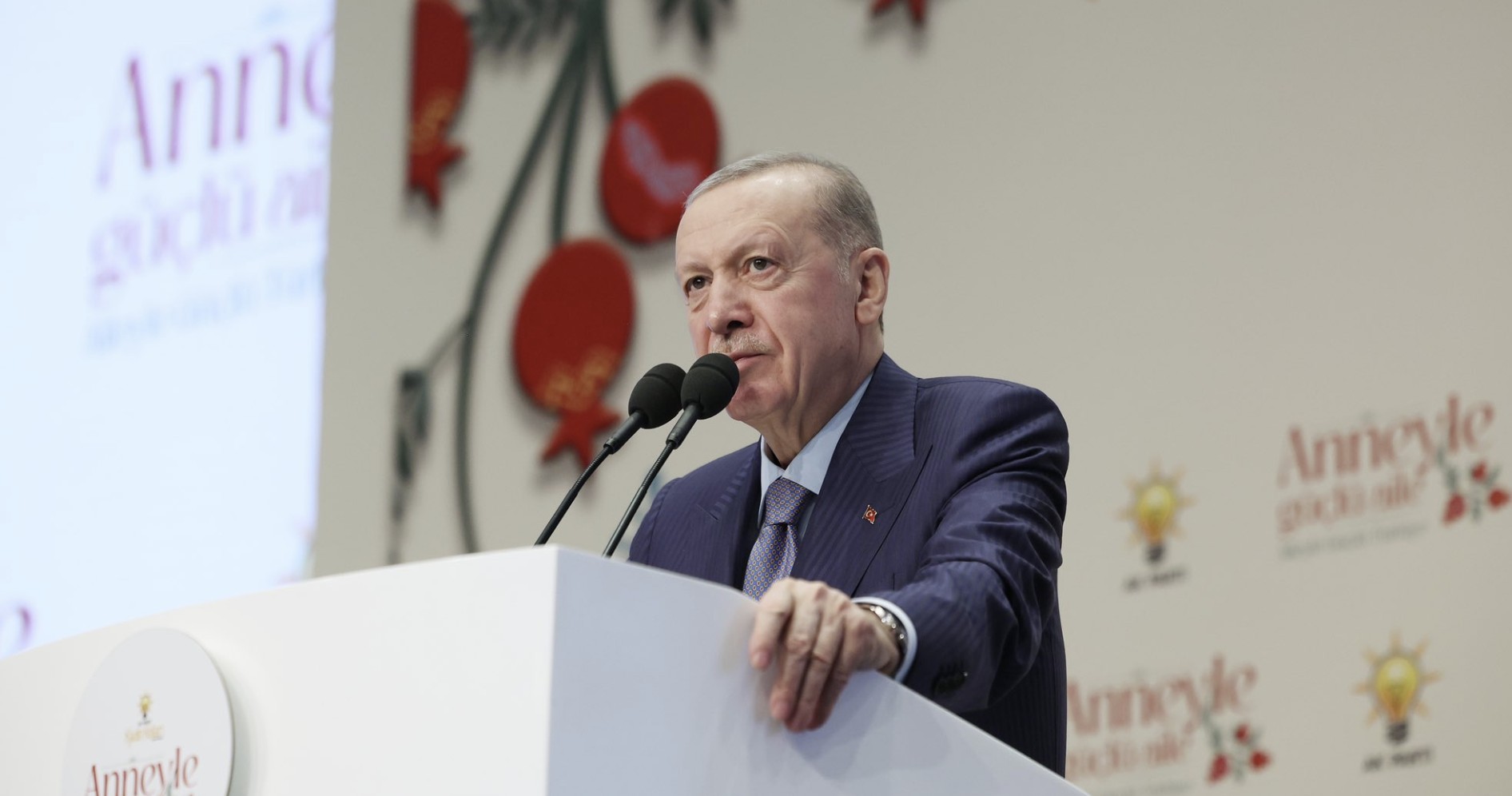 “Toplumun temeli nasıl aile ise, ailenin de temeli annedir, kadındır. Annelerin güçlü olmadığı bir toplumda ne yaparsanız yapın refahı, huzuru, başarıyı elde edemezsiniz. 23 yıllık iktidarımızda bu hakikati asla göz ardı etmedik”